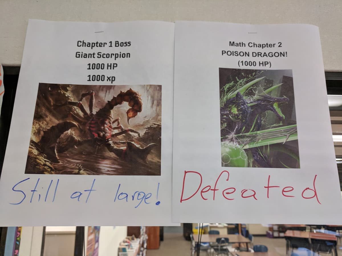 Etterlysnningsplakater for mattematikk-kapittel bosser i klasserommet